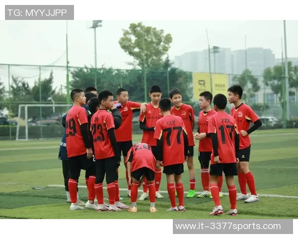 选择足球袜颜色的技巧与搭配建议让你在球场上更出彩